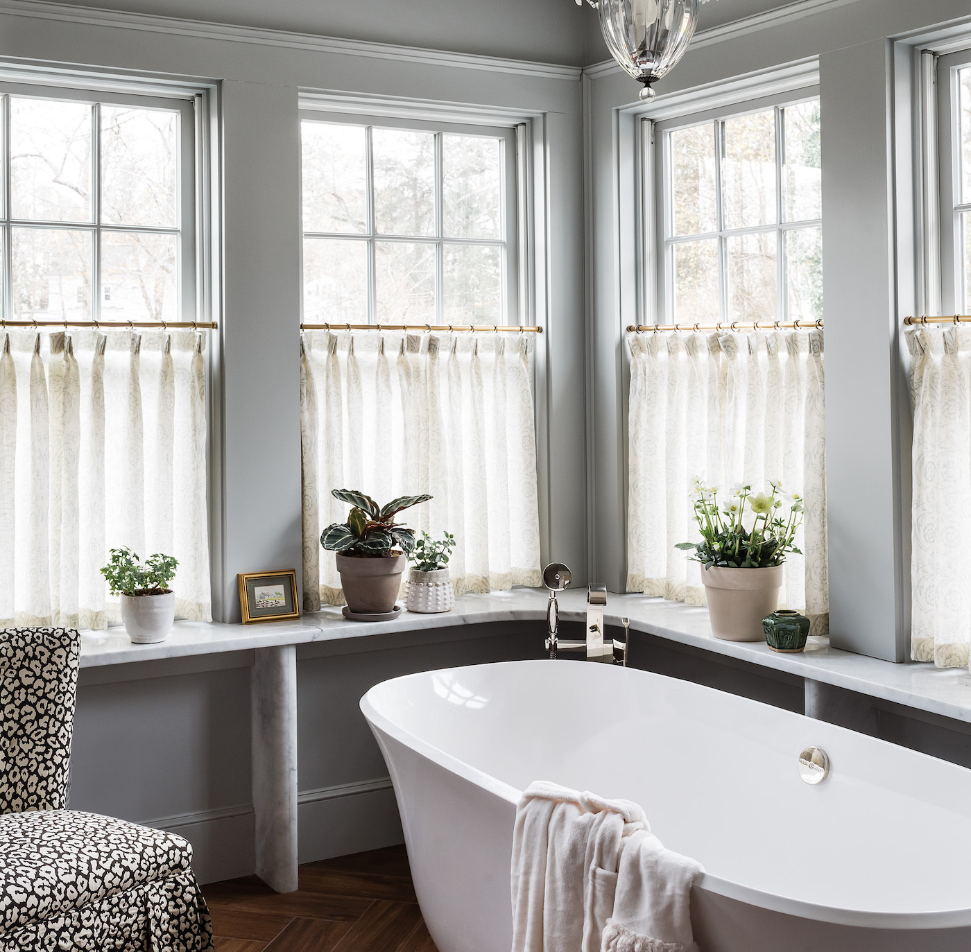https://vivianrobinsdesign.com/wp-content/uploads/2023/06/victorian-bathroom-design-bathtub-window-treatments.jpg